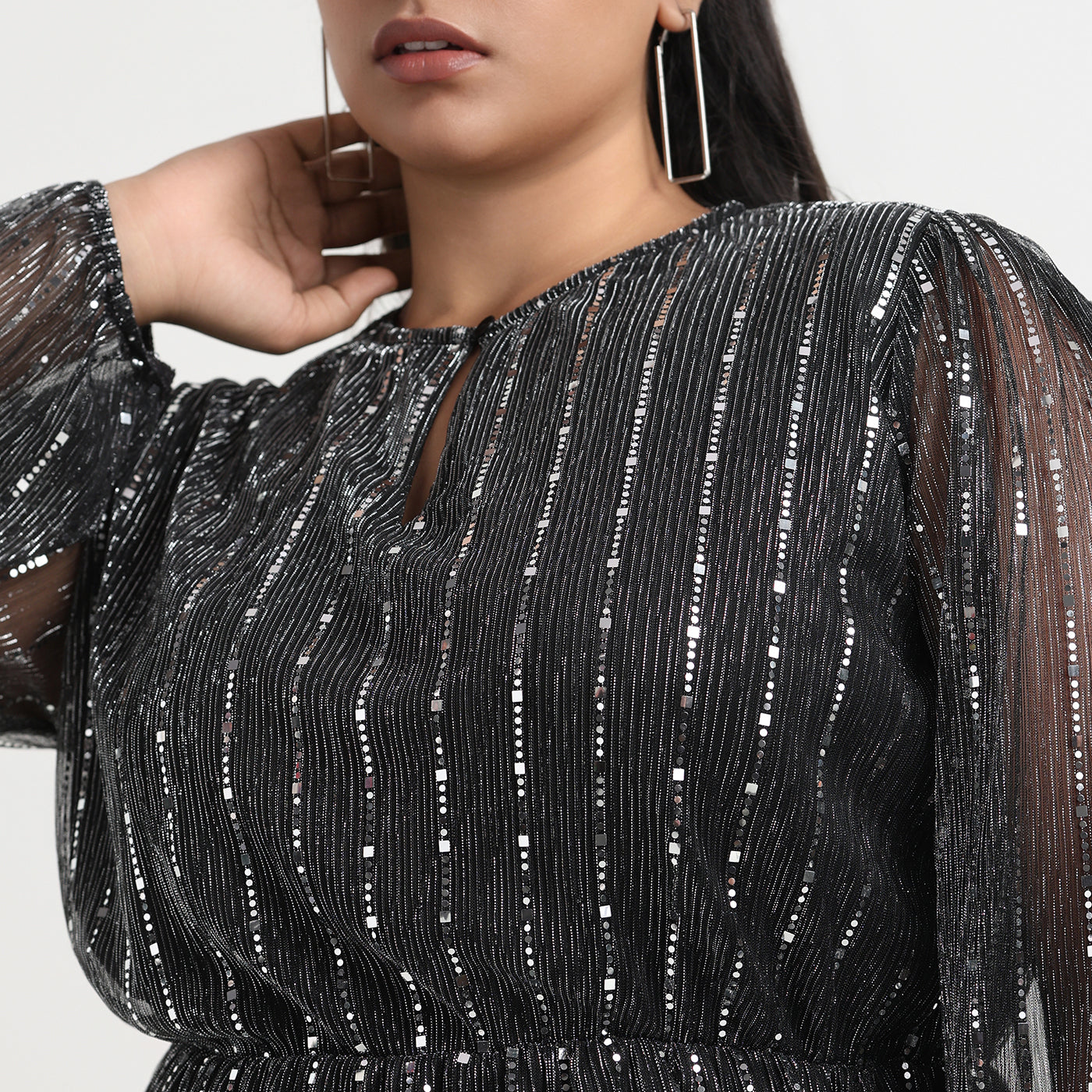 Elegant silver plissé dress with a luxurious shimmer and a flowing, relaxed fit.