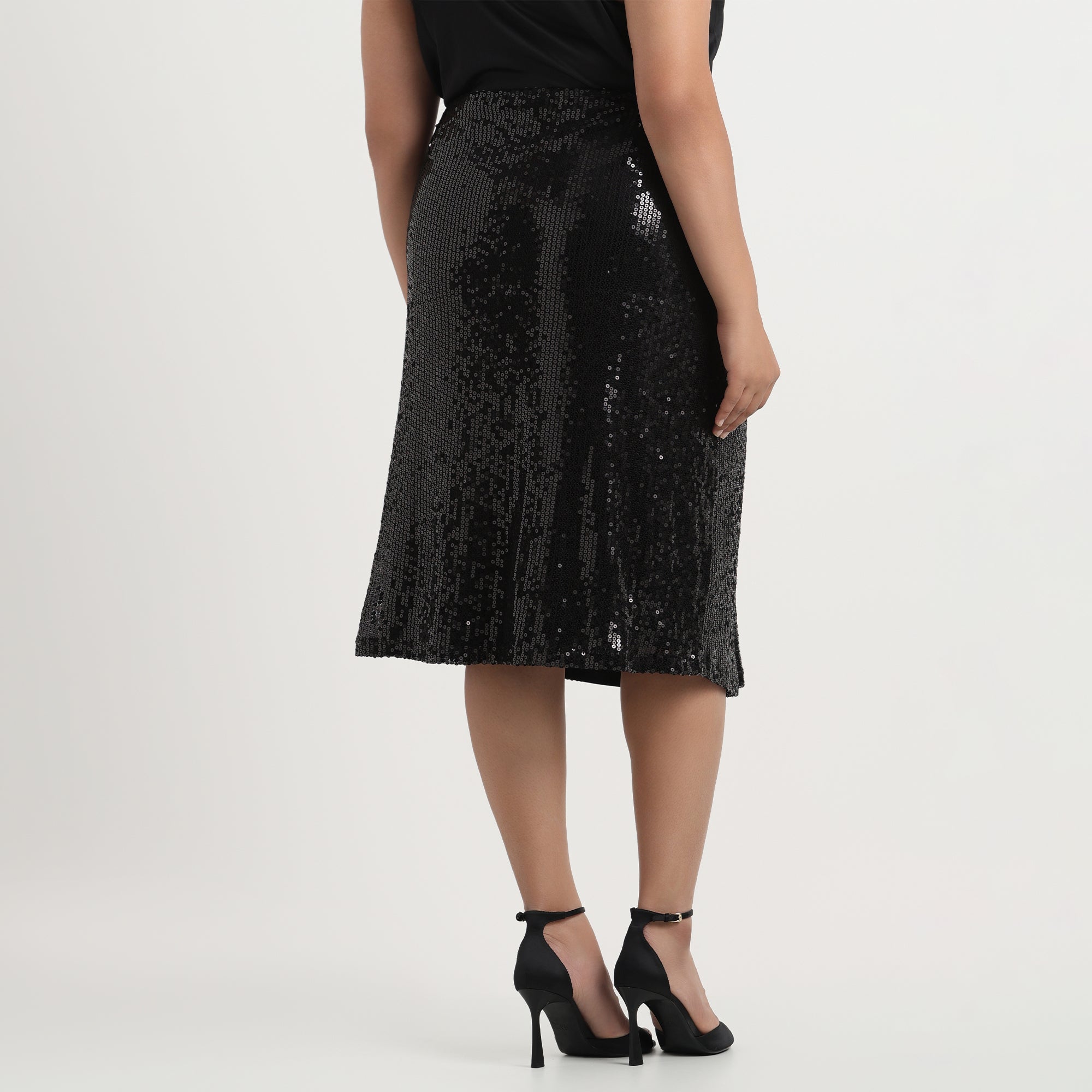 Shiny black sequined skirt with an elegant, fitted design for a formal look.
